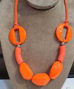Collier élégant en résine perlée, bijoux faits à la main pour femmes avec des couleurs vives, accessoire parfait pour les occasions décontractées et festives - Product Image 5