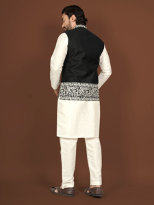 Ensemble Kurta blanc pour homme avec gilet brodé noir, tenue de mariage indienne traditionnelle, coupe régulière, longueur cheville, en coton - Product Image 4