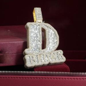 จี้เพชรโมอิสซาไนต์รูปตัวอักษร D สไตล์ฮิปฮอป ประดับเพชร VVS พร้อมสร้อยเงินแท้ 925 ชุบทอง สำหรับผู้ชาย - Product Image 1