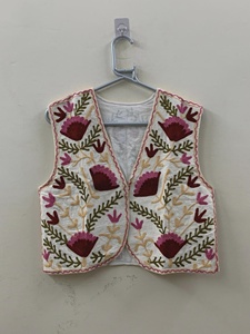 Chaleco corto transpirable hecho a mano para mujer de Nitin Exports, con bordado Suzani, cuentas, estilo bohemio, floral, de algodón, con cuello en V y cintura única. - Product Image 1