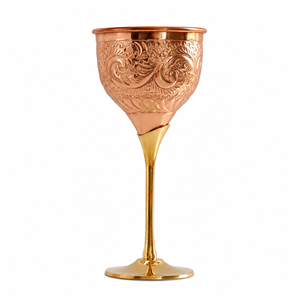 Gobelet en cuivre orné avec gravure florale sculptée à la main et tige finition dorée – Calice vintage haut de gamme pour une touche d'élégance - Product Image 1