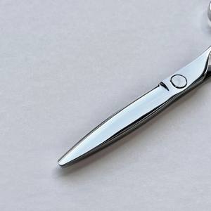 Tijeras de pelo liso profesionales japonesas de 6 pulgadas con hoja de titanio de acero inoxidable VG10, punta afilada curvada para uso en corte de pelo de salón - Product Image 5