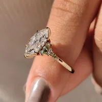Bague de fiançailles vintage en or jaune avec diamant taille marquise et accents de pierres précieuses vertes, alliance florale pour anniversaire, cadeau de luxe raffiné