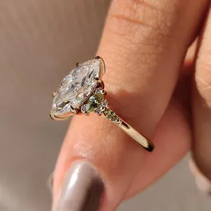 Anillo de Compromiso Vintage con Diamante Corte Marquesa y Detalles de Piedras Preciosas Verdes, Banda Floral de Oro Amarillo para Aniversario, Regalo de Lujo - Product Image 3