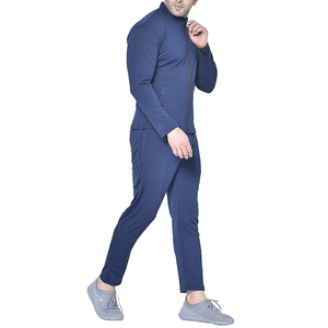 Ensemble de survêtement noir uni personnalisé pour homme – Sweat à capuche décontracté avec poche kangourou et pantalon de jogging - Product Image 2