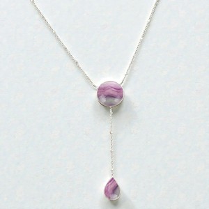 Collar de piedras preciosas de fluorita redondas naturales de 10 mm |   Collar con Colgante de Latón Plateado con Dije en Forma de Gota - Product Image 1