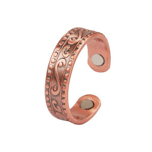 Bague de thérapie biomagnétique en cuivre massif, personnalisée pour la vente en gros, robuste, avec motif Paisley sculpté vintage et perles - Product Image 6