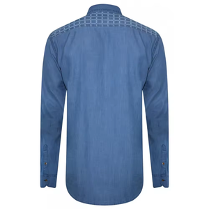 Chemise en jean matelassée pour homme de qualité supérieure, bleu moyen, design texturé aux épaules, manches longues, boutonnée. - Product Image 2