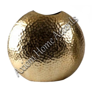 Elegante jarrón de aluminio metálico con estética moderna, perfecto para decoración de sala de estar y oficina por Axiom Home Accents - Product Image 3