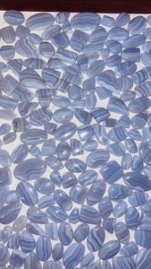 Lot de cabochons en agate bleue à prix de gros – Pierre naturelle de calcédoine rayée en vrac pour bijoux, bagues et pendentifs - Product Image 3