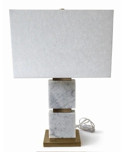 Lampe de table contemporaine en marbre blanc, mettant en valeur une architecture de cubes empilés, un savoir-faire haut de gamme et un attrait décoratif intemporel - Product Image 3