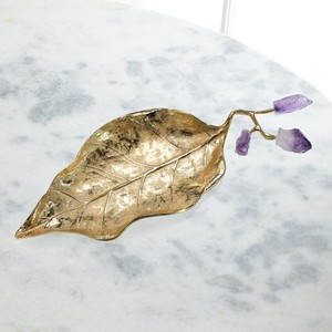 Bandeja con diseño de hoja de amatista en crecimiento, con un elegante acabado dorado y detalles de cristal púrpura natural, perfecta para la decoración del hogar. - Product Image 3