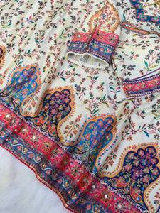 Sari en Chinnon Doux Imprimé de Qualité Supérieure avec Broderie de Ruban Zari Doré et Ornements Artisanaux en Miroir Véritable et Diamants MB ETERNAL CLOTHING - Product Image 6