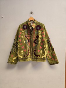 Veste Suzani en velours vert mousse faite à la main pour femmes, broderie florale multicolore, style bohème chic, manteau ethnique d'hiver, vente en gros, exportation - Product Image 1