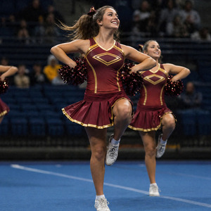 Tenue de cheerleading personnalisée pour femme, uniforme de performance, jupe plissée bordeaux et or, sublimation, compétition - Product Image 4