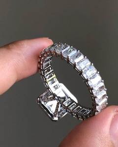 Anillo de Diamantes Chapado en Oro de 18k, Unisex, de Lujo, con Diamantes VVS, Corte Radiante, Halo, Banda de Eternidad, para Compromiso o Boda, Peso Personalizable - Product Image 4
