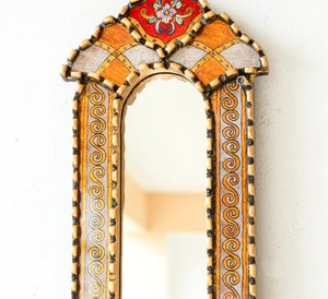 Espejo largo y delgado hecho a mano de 39.9 pulgadas de altura, procedente de Perú, para decoración de pared del hogar. |   Espejo dorado de estilo vintage estrecho para sala de estar - Product Image 3