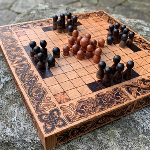 Juego de Mesa Tafl de Madera Hecho a Mano con Intrincados Grabados Celticos en el Borde y Piezas de Madera, Estrategia Vikinga Tradicional para Divertirse - Product Image 1