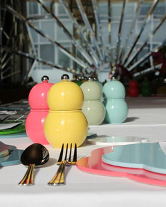 Molinillo de Pimienta Premium con Acabado Lacado de Alto Brillo, Molinillo de Sal de Madera Colorido Hecho a Mano para Comidas Gourmet - Product Image 4