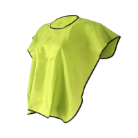 Capes de coiffure courtes en gros, légères, pour salon, tissu de qualité supérieure, logo personnalisé, ODM 2026, couleur unique