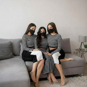 Conjunto de faldas personalizadas OEM de alta calidad para mujer, top corto con capucha y estampado de logotipo informal, conjunto de faldas con capucha para invierno. - Product Image 1