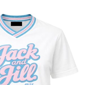 T-shirt en coton doux à col rond et manches courtes avec patch brodé Varsity – Vêtement décontracté et tendance pour tous - Product Image 5