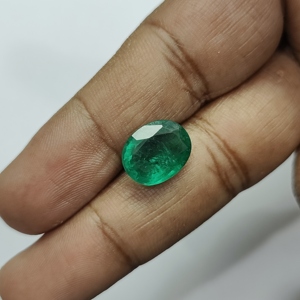 พลอยมรกตสีเขียวรูปไข่ 5.36 กะรัต จากแซมเบีย รุ่น EOHH-255 - Product Image 1