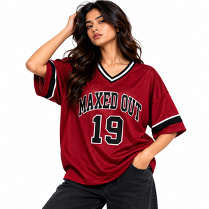Maillot de football surdimensionné pour femme Y2K en maille bordeaux avec manches rayées noir et blanc, numéro et logo personnalisés, fabricant en gros - Product Image 1