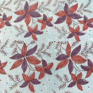 Tela de algodón india estampada a mano con motivos florales de hojas en tonos óxido y ciruela sobre base clara - Product Image 1