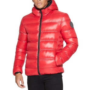 Chaqueta de plumón roja para hombre con capucha, de nailon, cortavientos, con cierre de cremallera, informal, para invierno, corte ajustado, con parche en el puño izquierdo. - Product Image 1