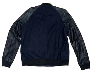 Veste bomber classique en cuir noir et laine bleue, style varsity/baseball/biker, personnalisable avec lettres en chenille, haute qualité, manches raglan longues - Product Image 2