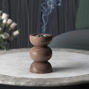 Elegante Quemador de Incienso de Madera con Diseño de Bolas Apiladas, Presenta un Acabado de Grano Natural y un Recipiente Central Plateado Metálico - Product Image 3
