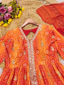 Vestido Anarkali de Diseñador Sayuri Sakshi, en Seda Chinon con Bordado y Estampado Digital, Compre Directamente del Proveedor - Product Image 5