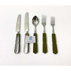 Ensemble de couverts minimalistes avec manche en résine verte, couteau, fourchette et cuillère en acier inoxydable pour événements de restauration, mariages et services de table. - Product Image 1