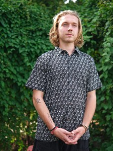 Chemise à manches courtes en coton pour homme, imprimé floral artisanal d'inspiration vintage, fabrication artisanale durable, décontractée pour l'été, boutonnée - Product Image 1