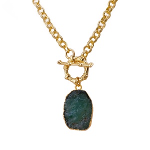 Collier à fermoir à bascule en quartz vert naturel, plaqué or sur laiton, cristal brut de guérison, fait à la main, style bohème pour femmes - Product Image 4