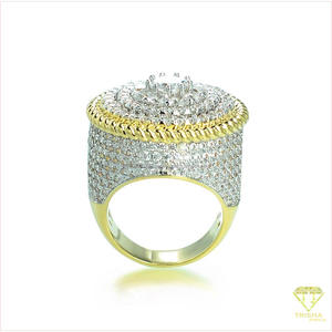 Anillo de Lujo de Plata de Ley 925 con Moissanita y Diamantes, Diseño Redondo Elevado con Borde Trenzado en Tono Dorado para Minoristas - Product Image 1