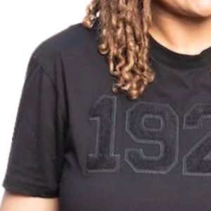 Camiseta Unisex de Chenilla Negra 1922, Camiseta de Hermandad Griega, Algodón Premium, Estilo Casual Urbano Minimalista - Product Image 2