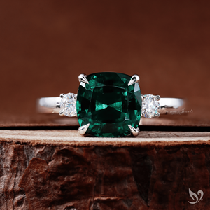 Bague de fiançailles en or blanc avec émeraude verte impériale et trois pierres, 2,10 carats, émeraude cultivée en laboratoire - Product Image 1
