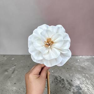 ดอกไม้ประดิษฐ์ทำมือจากไม้โซล่าสีขาว รูปทรงดอกพุดหิมะ ขนาด 8.5 ซม. ทำจากเส้นใยพืชเซสบานียา จากประเทศไทย - Product Image 3