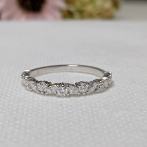 Anillo de Boda de Media Eternidad con Diamantes Cultivados en Laboratorio de Corte Brillante de 0.55 Ct de Lurba Jewels, Certificado por IGI, Anillo de Lujo para Mujer en Oro Sólido de 14k - Product Image 1