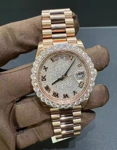 Montre de luxe pour femme en or jaune avec diamants, cadran rond, quartz analogique, date, 36 mm, fermoir pliant, cristal saphir - Product Image 4