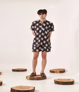 Ensemble coordonné tendance pour homme, imprimé géométrique noir, léger, décontracté, été, haut et short assortis, confortable, streetwear, coupe décontractée - Product Image 1