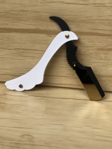 ที่โกนหนวดแบบใบมีดตรงคุณภาพสูงสำหรับร้านเสริมสวย ผู้ชาย ด้ามจับสีดำโบราณ พับได้ สแตนเลสสั่งทำพิเศษสำหรับช่างตัดผม - Product Image 3