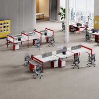 Poste de travail moderne en bois pour 4 personnes avec rangement, écrans d'intimité gris, plans de travail blancs, structure de support carrée rouge
