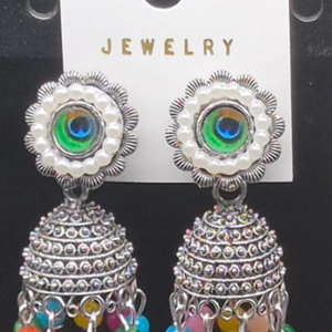 Boucles d'oreilles Jhumka rondes en argent plaqué indien avec plumes de paon, perles colorées et pendentifs Ghungroo – Ensemble de bijoux en gros - Product Image 1