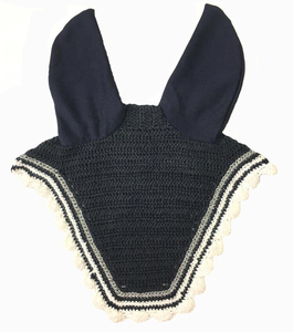 Voile anti-mouches pour cheval noir en crochet, rembourré, confortable, de haute qualité, avec cache-oreilles bleu marine et bordure blanche, fait main, bonnet équestre pour l'équitation - Product Image 1