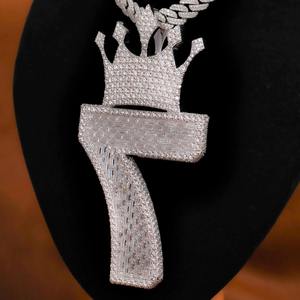 Collar con Colgante de Hip Hop Personalizado de la Mejor Calidad para Hombre, con Letras Incrustadas y Piedras de Alto Brillo, Disponible al Mejor Precio del Mercado - Product Image 5