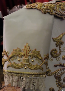 Falda Blanca Restaurada de la Virgen de Guadalupe con Bordados de Nuestra Señora de la Esperanza para Restauración de Granada - Product Image 3