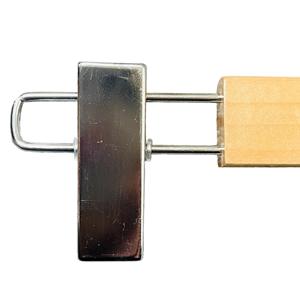 Cintres en bois à prix de gros avec pinces métalliques en acier inoxydable, fabriqués en usine au Vietnam, durables, pour approvisionnement en vrac - Product Image 4